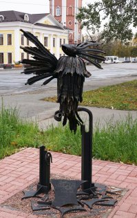 Вологда, напротив пед.института - птица-говорун.