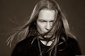 Что-то эта подборка ничего не доказала. Какие-то одни педики с крашеными глазами.Длинноволосый мужик должен быть мужиком!