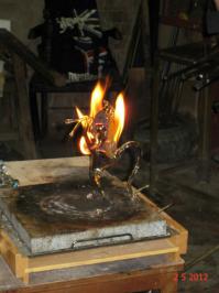 закалку салфеткой небрежно сделал ,нам показывали и мастер через экскурсовода говорил что нужно полностью накрывать ,чтоб фигуру нарывало до основания ,хотя думаю это красивый трюк для привлечения руссотуристо...