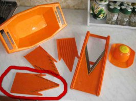 Понятно - значит не ты делал, а взял фотку из интернета.  Просто на фотке видно - зелень присутствует и ещё что-то, наподобие рыбы красной что-ли... Ладно, спасибо за рецепт всё равно! P.S. Поделюсь своим рецептом, тут такого никто не знает, с моей мамой в своё время поделилась подруга и теперь я от родной мамули каждый год требую этот салат!! :) . Короче называется "Капустный" и ингредиенты такие:
Капуста - 1 велок, средний.
Огурцы свежие - 5шт
Укроп - 1 пучок.
Петрушка - 1 пучок.
Крабовое мясо - 450-500гр.
Майонез - большая пачка.
Яйца варёные - 5шт.
В общем капусту нашинковать, если есть тёрка, типа немецкой Borner, то лучше ею. Я не собираюсь тут постить рекламу и прочую хе_рню, но могу сказать, что эту тёрку мы купили в далёком 90-м году, в универмаге "Первомайский". Сейчас они уже не те!! Ладно, в общем фотку я скину какой насадкой пилить (обведена красным) - в общем должна получиться мелкая соломка, ну не прям, чтобы лапша, а именно соломка!) Далее все остальные ингредиенты режем МЕЛКИМИ кубиками - крабовое мясо, огурцы, яйца - всё мелкими кубиками и кладём поверх рубленной нами капусты. Режем петрушку и укроп - всё зависит, какие у кого предпочтения - кому побольше зелени, кому-то поменьше. Моя мама выбирает вариант, когда всё в меру! Поэтому пускай зелень будет не доминировать в этом салате, а приятно дополнять! ;) После того, как нарезали зелень - остаётся всё это дело полить майонезом и хорошенько перемешать. Можно добавить чуток соли, если кому-то покажется не солёным. Кстати, добавив соль - салат станет более сочным, из-за капусты, что придаст ему большую свежесть. В общем тем самым предварительно охлажденный и поданный к столу этот салатик, да и под рюмочку - просто СУПЕР!  Приятного аппетита и с Наступающим Новым 2015 Годом!!!