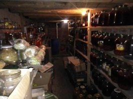 Банок 300-400купорки, бухла типа чачи своей литров 50 и всяких там яблок и 
т.д.