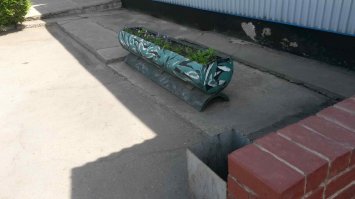 Я перед магазинчиком из трубы полиэтиленовой сваял. Краску освежить, и ничё :) по городу даже пара плагиатеров есть.