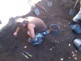 и ещё как 2002год,Чугунов расскапывает курган Аааржан 2 (рспублика Кызыл) и находит 22 килограмма золотых украшений..
 И вообще перед всеми глобальными стройками идёт археологическая работа, я в этом году сам вернулся из экспедиции под Кызылом, у нас то же много находок бронзового века, скифские поселения... Если надо ,могу попытаться сделать фишку  о охранной археологии