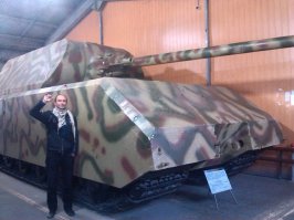 таакая дура специально с экспедиции летел домой через Москву чтобы в кубинки побывать.