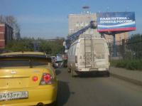 я один увидел на желтой машине эмблему Бэтмена?