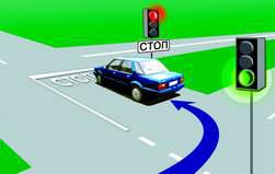 останавливаться надо только перед таким светофором, где есть стоп-линия или соответствующий знак, а мужик тупанул просто.