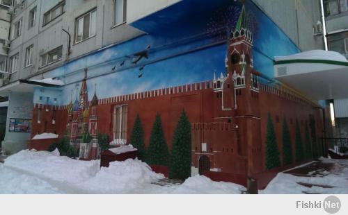 Окно с решетками в кремлевской стене? Оригинально
