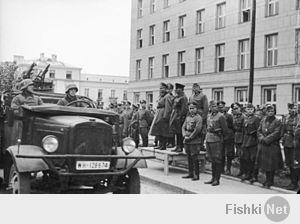 всем известно что 2 мировая война началась 1 сентября 1939 с нападения Германии на Польшу. Будучи верными союзническим договорам 3 сентября Франция и Англия объявляют войну Германии. Так же следуя договоренностям достигнутым в Москве и подписанными Рибентропом и Молотовым в августе СССР переходит границу с Польшей 17 сентября 1939 года. Т.е. постфактум СССР вступает во вторую мировую войну на стороне Германии. В истории СССР это называется "освободительный поход в Зап. области Белоруссии и Украины". После захвата и раздела Польши 22 сентября 1939года  в Бресте был проведен совместный военный парад.