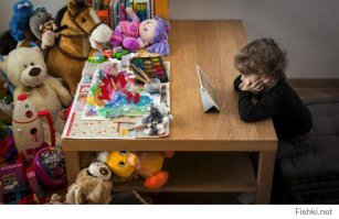 Сейчас все так стремительно меняется, и автор подменяет понятия.
14 лет это уже не какие то дам детки -это Подростки, у которых уже есть паспорт.
какую херню ты несешь? про- то что грозит малолетнему владельцу серьезный разговор с родителями
вы серьезно думаете что будет серьезный разговор?
во первых сейчас подростки в 14 лет такие, что палец в рот не клади.И пьют и курят и матом ругаются,а многие уже и со сверстницами спят, как вы такого будете наказывать?
Атата-больще не купим.Ну не купите и хрен с ним.
Вы чего додумываете за парнишку что там настоящий лучший друг в такой ситуации? должен делать. Ты родитель, извини, твое дело работать , содержать кормить семью, а не думать за сына как он поступил.
Я вам расскажу без соплей что будет.Без ваших волшебных разглагольствований.
 Чувак которому сломали телефон -Просто предъявляет устно претензию сломавшему-Мол не ипет -с тебя по любасу телефон, новый, б/у, отремонтированный  не важно. главное чтоб вернул. Владелец поломанного телефона забирает из старого телефона симкарту, а убитый телефон отдает в вечное пользование -поломавшему парню, и дает срок когда тот должен вернуть телефон.

Какие разговоры у одного с родителем , у второго о чем вы.Акститесь. Парень который сломал, что должен делать, уж точно не бежать и не ябедничать какой он лох и что это судьба. Сто к одному если дома есть что  продать сменять. что-б отбить ремонт он это сделает.Есть какие то деньги, если старшие братья сестры, кто подкинет деньжат и не скажут маме и  папе.Есть всякие ненужные вещи. диски, псп,приставки, которые мгновенно могут преподнесены в обмен на сломанную вещь.Если такого не прооисходит, чувак просто выстпавляет на томже авито, объявление, что продам  и вываливает список, если не алчный и скинет приемлемо, искомую сумму вполне можно собрать -продав ненужные диски, фильмы,игрушки.

Вы очень недооцениваете нынешних детей.А уж вести дебаты о том что я как родитель недолжен покупать дорогие вещи. Вы об этом серьезно,это я у вас забыл спросить, отца дегенерата, у которого у сына руки из попы, что мне покупать своему сыну на 14 летие а что нет.Вы там с возрастом не ошиблись чутка? Я купил сыну телефон, для звонков а не играть. Если ваш сын не понимает насколько недешевая игрушка у его лучшего друга. либо он дебил , либо смеритесь что вырастили его рукожопом.
Если у моего  у друга есть есть дорогущая машина скажем бмв х6, и я сев за руль (типа очень хочется порулить) прокатившись с этим же другом но он на сидении пассажира. вы думаете если вы въедем в кого то я тоже буду  говорить, ой не надо дорогой друг было покупать дорогие машины? так чтоли .Надо оценивать шансы и прикидывать, тем более в таком возрасте, во то играешся и чем это может закончиться.

А вообще ребята нужно понять детство такое как унас в 80-90х кончилось.Совсем сейчас другие игрушки у детей.