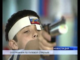 Ну, здрасьте, глаз не то что закрывают его прикрывают чем-либо. У нас например был просто кусок плотного картона под резинку -вот так например