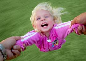 только в детстве можно так кружиться, если очень попросить папу или маму))