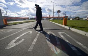 а тем временем в Крыму
Россельхознадзор дважды за сутки не пустил в Крым 20 тонн опасного жира с Украины 

 Федеральная служба по ветеринарному и фитосанитарному надзору России (Россельхознадзор) не допустила на территорию Крыма крупный груз говяжьего жира с Украины, который инспектора ведомства сочли опасным. Об этом ИТАР-ТАСС сообщили в пресс-службе Россельхознадзора. 
"При осуществлении ветеринарного контроля груза, следовавшего в Россию из Киева через МАПП "Армянск", инспекторами Управления Россельхознадзора по Республике Крым и г. Севастополь было выявлено 20 тонн опасного жира без маркировки продукции, указания производителя и даты изготовления продукта", - рассказали в ведомстве. 
Товар, отправителем которого значилась киевская фирма "СВ Трейд Холод", был снабжен ветеринарным свидетельством не установленного на территории Украины образца и сертификатом качества, не заверенным печатью. Кроме того, отправители не провели дезинфекцию машины, на которой везли жир. 
"По понятным причинам груз не был допущен на территорию Крыма, и машине пришлось двинуться в обратный путь. Однако к полудню 10 июля (через 20 часов после возврата) та же машина с тем же грузом снова прибыла на пропускной пункт, чтобы провезти свой контрафактный товар", - сообщили в Россельхознадзоре. 
При второй попытке пересечь границу контрафактный товар был снабжен ксерокопиями этикеток различных заводов Полтавской и Житомирской областей.
 "Если предположить, что грузовик чудесным образом сумел преодолеть за одну ночь около 2 тысяч километров пути до Житомира и обратно, то ночное изготовление этикеток все равно остается загадкой, ведь ни один украинский мясоперерабатывающий комплекс не работает в круглосуточном режиме", - отметили в федеральной службе.
 Пересечь границу перевозчикам груза вновь не разрешили.

Источник: 
Politikus.ru