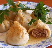 завершающий этап - красиво разложить на тарелочке, посыпать смесью перцев, добавить  зеленушки, убрать со стола вилки и ножи, а так же уксус, майонез, сметану и хлеб.