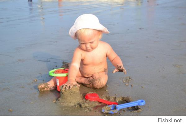 Вот так вот проходишь мимо малыша с формочками, а он может в будущем шакарные замки из песка строить будет