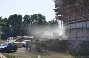 Будто призраки выстроились вдоль стены, а эти два человека проходят мимо них и не замечают, и только камера зафиксировала на снимке призраков