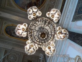 Меня все  впечатлило в Эрмитаже, и люстры в том числе .
Единственный момент был. В автобусе по дороге в Эрмитаж разговорилась с семейной парой, которые в Эрмитаже были на кануне и они сказали, что если паспорта с собой нет, то лучше поехать в другой музей, потому как вход для граждан РФ стоит 150 рэ, для иностранцев 450 и если у тебя нет удостоверения личности, то возьмут как с иностранца. Они об этом не знали и заплатили по полной программе. Хорошо, что у меня паспорт в сумке всегда  и ребенок в нем записан. А вот если бы муж был с нами, то даже не знаю что и было бы. Если он едет своим ходом без машины, то и документов с собой никаких не берет((