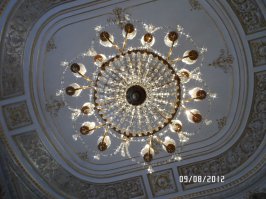 Меня все  впечатлило в Эрмитаже, и люстры в том числе .
Единственный момент был. В автобусе по дороге в Эрмитаж разговорилась с семейной парой, которые в Эрмитаже были на кануне и они сказали, что если паспорта с собой нет, то лучше поехать в другой музей, потому как вход для граждан РФ стоит 150 рэ, для иностранцев 450 и если у тебя нет удостоверения личности, то возьмут как с иностранца. Они об этом не знали и заплатили по полной программе. Хорошо, что у меня паспорт в сумке всегда  и ребенок в нем записан. А вот если бы муж был с нами, то даже не знаю что и было бы. Если он едет своим ходом без машины, то и документов с собой никаких не берет((