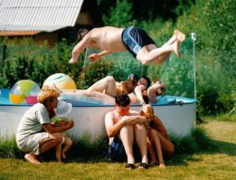 ....."Но куда я от завода, От жены и огорода Полечу куда-то за свой счёт"....Дача зовет))