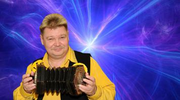 Николай Бандурин в молодости с чемпионскими поясами лучшего гармониста)))