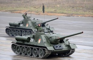Может быть потому, что название созвучно, Бензобаки там снаружи были.