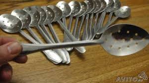 Однажды в КСП (комбинат студенческого питания) на раздаче оказались ложки, точнее ложка-дуршлаг. Пиндосы, у них был свой угол, недоумевали смотря по сторонам, как этим русским удается ими есть жидкое. Тадаммм ответ прост- хлебный мякиш. вуаля. ДВГУ. 90е.