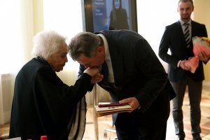 Достойна! Правильно поцеловал!!!