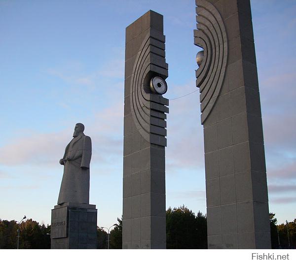 А это Челябинск, памятник Курчатову.