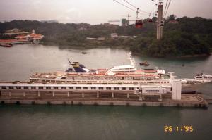 Первый раз был в Сингапуре в 1995 году - поразился невероятной чистотой на улице, а в 2007 году чрезвычайно разочаровался - кругом грязища. Впечатления от первой поездки - ночной зоопарк и океанариум ! Ну и канатная дорога тоже :)