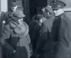 Архивное фото ниже сделано в марте 1943 года на железнодорожной станции лагеря смерти Собибор и показывает польского офицера Granatowa Policja по имени Казимеж Схетына (справа)