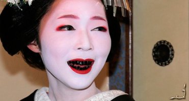 Ну это ещё ничего... Традиция охагуро выглядит похуже )))

Если не было, можно пост замутить.