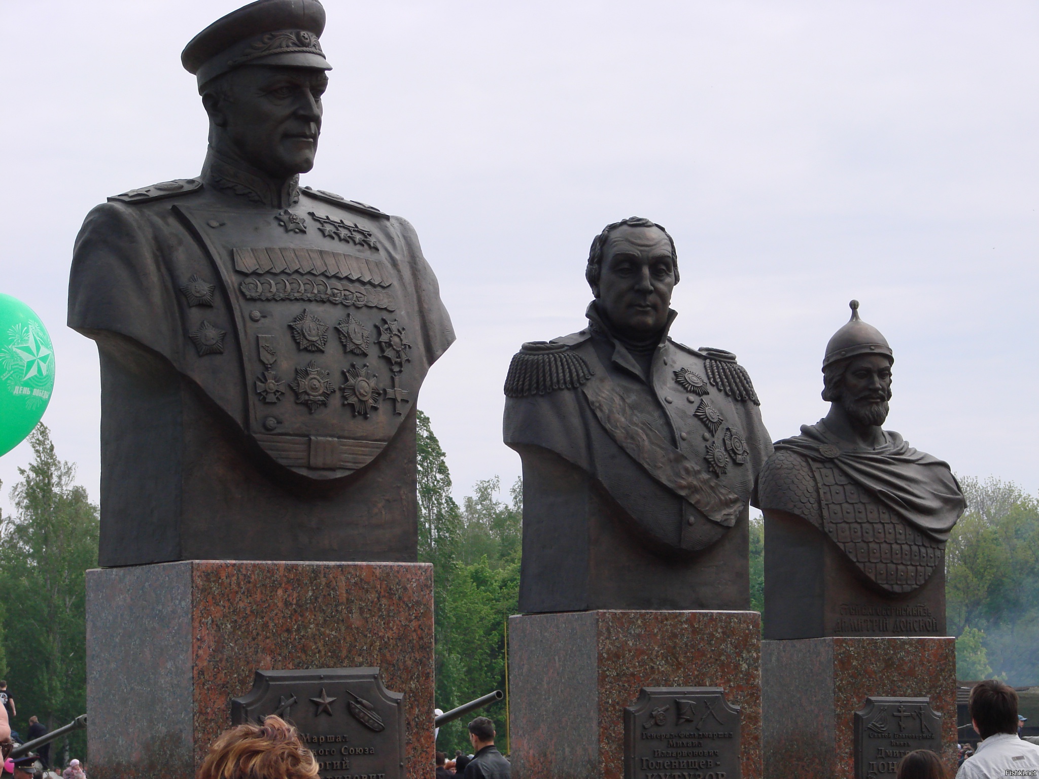 кому и за что поставлен памятник в селе белый раст фото 101