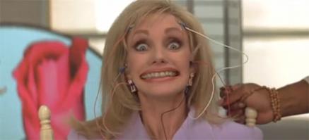 Вот все бы ничего  - но селфшоты мамаши вызывают желание убивать. Вот почему в новый айфон не встроили функцию отпиливания головы при попытки сделать селфи? Вот это бы было клево. Ну или когда губки уточкой складываются  - разряд в 500 вольт. Вот это бы были селфаки.