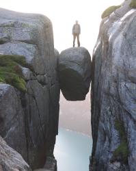 Полез я как-то с другом на язык тролля. Была середина июня, внизу тепло, хорошо. Прошли три километра и тут такое началось...... туман (видимость метров 10), холодный дождь с мокрым снегом. Ну думаю не поворачивать же назад, так долго до сюда ехали. Прошли еще 5км (точнее поднялись по очень крутому склону, преодолевая снежные заносы водопады и тут в дополнение ко всем неприятностям подул ветер. Перед лицом туман мельтешит, куда идти непонятно, спасает только навигатор, температура упала до +3. Ну думаю хрен Вам, все равно дойдем и залезем на этот язык. К счастью дошли. С горошиной было гораздо проще.