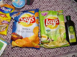 Чипсы "масала" слева - со вкусом термоядерных индийских специй. Меня хватило на одну чипсинку)), которую я долго запивала водой))