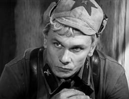 Юматов, Георгий Александрович

6 марта 1994 года в 75-й квартире дома № 5 по улице Черняховского, находясь в состоянии алкогольного опьянения, Георгий Юматов застрелил из охотничьего ружья «Зауэр — 3 кольца» дворника Мадатова, который помогал актёру похоронить его любимую собачку Фросю, умершую накануне. Согласно показаниям свидетелей, Мадатов оскорбил Юматова, настаивая на том, что лучше бы войну выиграли немцы.
Юматову, обвинённому в совершении умышленного убийства на почве ссоры, согласно статье 103 УК РСФСР, грозило лишение свободы на срок от 3 до 10 лет. Но после того, как адвокат Борис Кузнецов сумел доказать, что действия его подзащитного не были умышленным убийством, а выходили за рамки необходимой обороны, через два месяца после ареста Георгий Александрович был выпущен из «Матросской тишины» под подписку о невыезде. Затем он как фронтовик к 50-летию Победы попал под амнистию, и в конце 1995 года дело было прекращено.