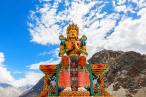 Статуя Будды Лешаня вырезана сидящей, так как это не Будда Шакьямуни, Будда нашей эпохи, живший 2 с половиной тысячи лет назад, но Будда Майтрейя, Будда будующего. Как правило он всегда изображается сидящим в такой позе, нежели Будда Шакьямуни, который всегда изображается в позе медитации. Особенности иконографии.