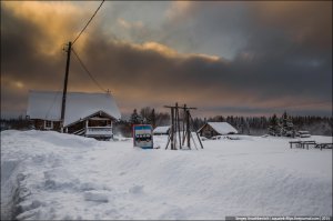 Обратите внимание на глубину снега, у знака автобусной остановки даже не видно столба, на котором он стоит!!!---если правильно посмотреть, то рядом стоят качели, и у нее снега не так много как у знака,вывод очевиден, знак имеет неправильную высоту, то есть укорочен)))...