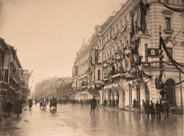 При царе было красиво, была культура, есть было на кого равняться. Сейчас ворье в почете, все хотят воровать, остальная половина не добившись этого превращается в тупое быдло, печаль