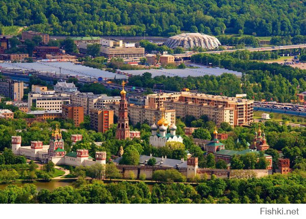 Японцы умеют украшать места обитания с эстетической гармонией с природой.В России тоже, по своему.Разные культуры,разная,но одинаково понятная красота для разных людей.