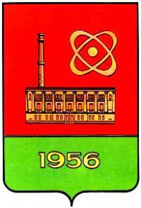 ГЕРБ ГОРОДА ОБНИНСК
Герб утвержден в 2005 г., в 2006 г. в него были внесены изменения  Геральдическое описание герба: В лазуревом поле лавровый венок, окружающий символ атома. В нижней части щита три серебряных волнистых линии. Проект герба Обнинска 2003 г.Три волнистые линии символизируют реку Протву, а также Центр по подготовке экипажей атомного подводного флота. Атом символизирует первую в мире Атомную электростанцию, построенную в Обнинске.

И старый герб.
В червленом щите стилизованное изображение атомной электростанции золотое, сопровождаемое знаком атома золотым же. В зеленой оконечности цифры: 1956.
Утвержден исполнительным комитетом Обнинского городского Совета народных депутатов 31 марта 1988 г.
Автор герба художник Алевтина Юрьевна Березина.