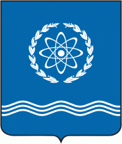 ГЕРБ ГОРОДА ОБНИНСК
Герб утвержден в 2005 г., в 2006 г. в него были внесены изменения  Геральдическое описание герба: В лазуревом поле лавровый венок, окружающий символ атома. В нижней части щита три серебряных волнистых линии. Проект герба Обнинска 2003 г.Три волнистые линии символизируют реку Протву, а также Центр по подготовке экипажей атомного подводного флота. Атом символизирует первую в мире Атомную электростанцию, построенную в Обнинске.

И старый герб.
В червленом щите стилизованное изображение атомной электростанции золотое, сопровождаемое знаком атома золотым же. В зеленой оконечности цифры: 1956.
Утвержден исполнительным комитетом Обнинского городского Совета народных депутатов 31 марта 1988 г.
Автор герба художник Алевтина Юрьевна Березина.
