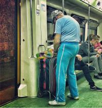 вот такого диско деда встретил в московском метро пару лет назад :)) кепка вся в блестящих паетках))