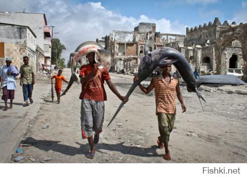 Это не сомалийские рыбаки! Где их автоматы и что за фигня у них на головах?!