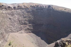 Вот она сама дырка Везувия. Фото сделано в 2012 году. Удивило, что фуникулёр на вулкан был построен еще в 1880 году, правда с 1944 года не работает.