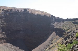 Вот она сама дырка Везувия. Фото сделано в 2012 году. Удивило, что фуникулёр на вулкан был построен еще в 1880 году, правда с 1944 года не работает.