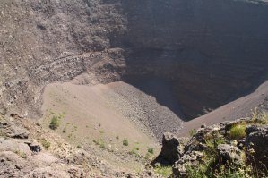 Вот она сама дырка Везувия. Фото сделано в 2012 году. Удивило, что фуникулёр на вулкан был построен еще в 1880 году, правда с 1944 года не работает.
