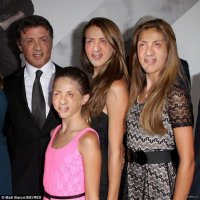 сталлоне с дочками забыли