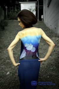 какая-то инопланетянка - пупок на спине