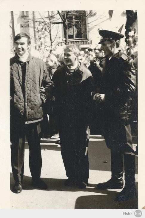 1 мая 1971г. г. Пушкин (я в центре)
