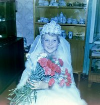 Автору низкий поклон за идею.Прошло 4 часа после прочтения и мои старые негативы с нашей свадьбы уже в компе.
Немного изменил конструкцию.Вместо бумаги матовый плексиглас,лампа галогеновая,и направляющая для плёнки открывается как книга,чтоб заправлять было легче.Вместо бумажной трубки - воздуховод от компьютера ( от корпуса к процу) и вместо фотика - айфон 4s..